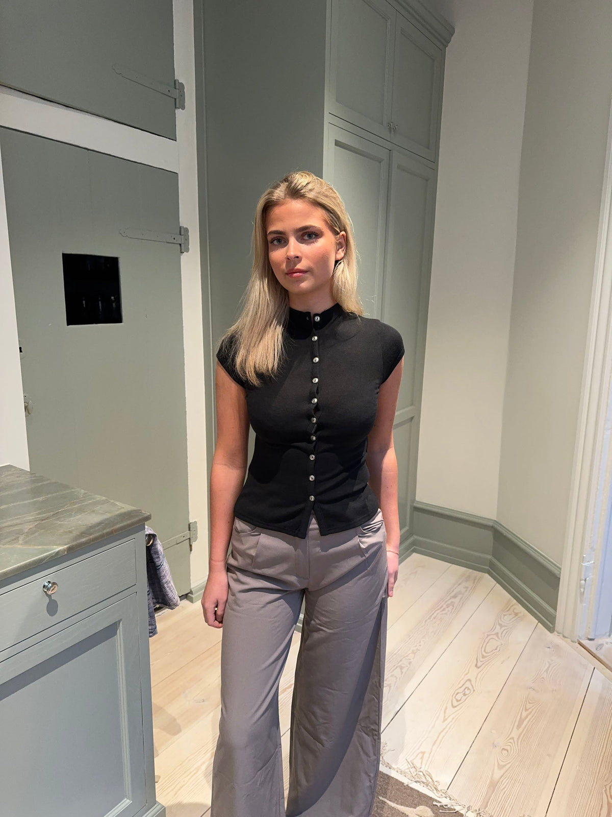 Leonie t-shirt with buttons - Black