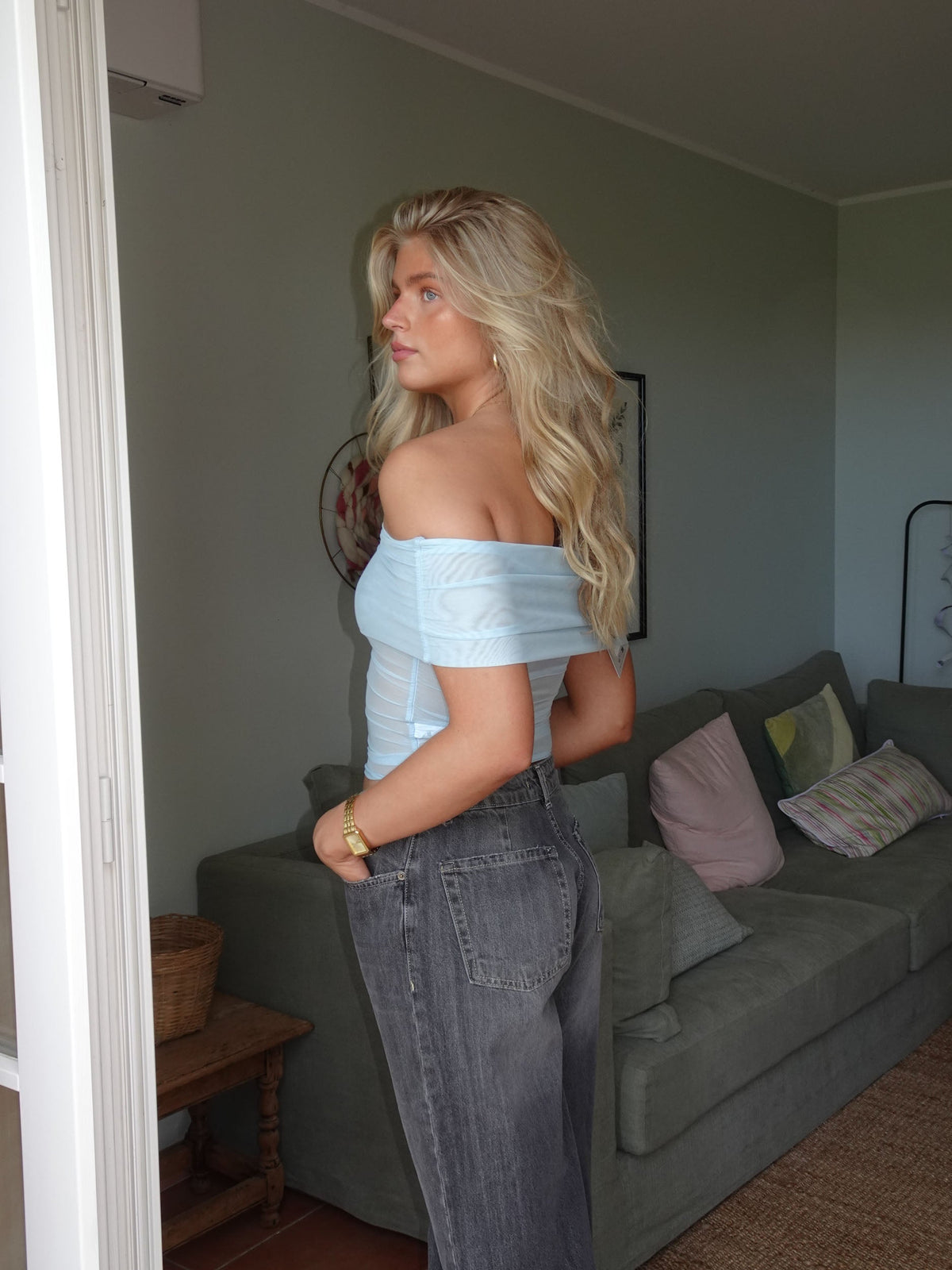 Victoire off-shoulder top in mesh – Light blue