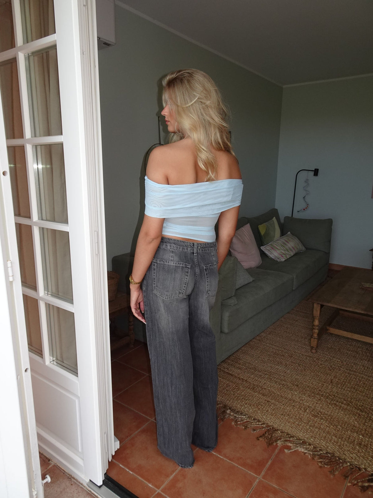 Victoire off-shoulder top in mesh – Light blue